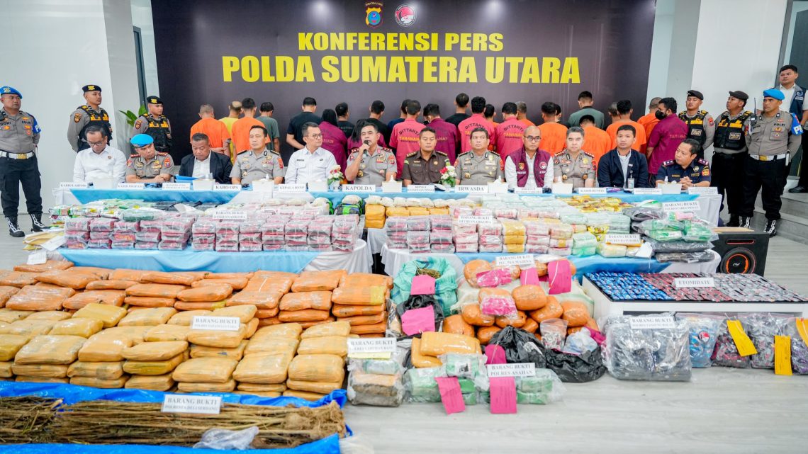 Kapolda Sumut Irjen Pol. Whisnu Hermawan Februanto saat memimpin paparan pengungkapan kasus narkoba di Aula Direktorat Reserse Narkoba Polda Sumut (Foto Ist)