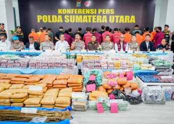 Kapolda Sumut Irjen Pol. Whisnu Hermawan Februanto saat memimpin paparan pengungkapan kasus narkoba di Aula Direktorat Reserse Narkoba Polda Sumut (Foto Ist)
