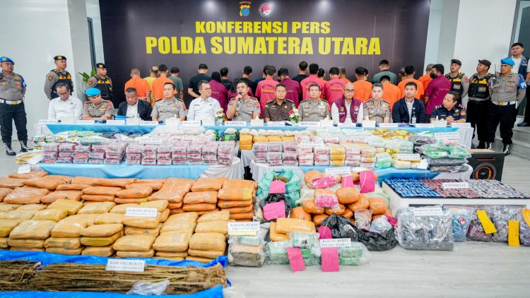 Kapolda Sumut Irjen Pol. Whisnu Hermawan Februanto saat memimpin paparan pengungkapan kasus narkoba di Aula Direktorat Reserse Narkoba Polda Sumut (Foto Ist)