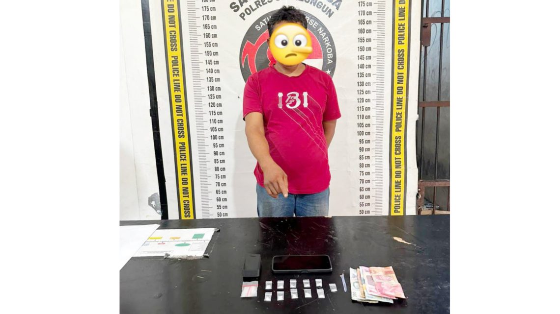 Tersangka D dan barang bukti
