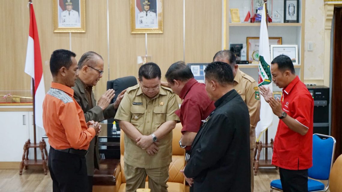 DPC API Kota Pematangsiantar saat mendoakan Wali Kota Pematangsiantar Wesly Silalahi