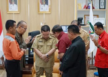 DPC API Kota Pematangsiantar saat mendoakan Wali Kota Pematangsiantar Wesly Silalahi