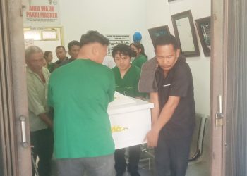 Jenajah korban Robinson Harianja dimasukkan ke ambulance untuk dibawa ke Kota Medan
