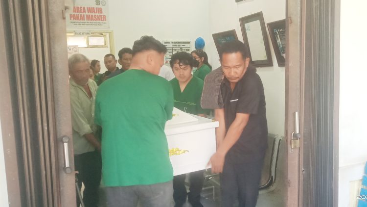 Jenajah korban Robinson Harianja dimasukkan ke ambulance untuk dibawa ke Kota Medan