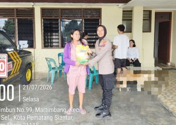 Kapolseķ Siantar Selatan IPTU Suhaira Marbun SH menyerahkan beras SPHP yang dibeli warga