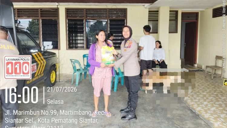 Kapolseķ Siantar Selatan IPTU Suhaira Marbun SH menyerahkan beras SPHP yang dibeli warga