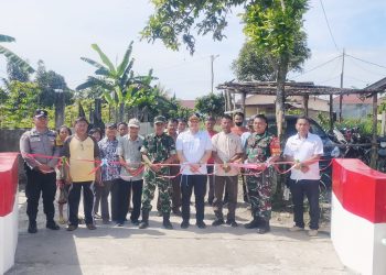 Bhabinkamtibmas Kelurahan Simarimbun Bripka Johannes C. Siregar menghadiri Peresmian Jembatan Garuda Merah Putih di Jalan PU Pengairan Gang Gabe