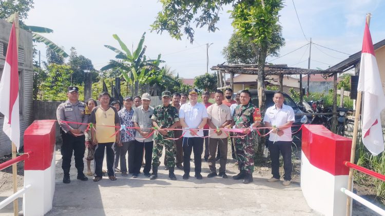 Bhabinkamtibmas Kelurahan Simarimbun Bripka Johannes C. Siregar menghadiri Peresmian Jembatan Garuda Merah Putih di Jalan PU Pengairan Gang Gabe
