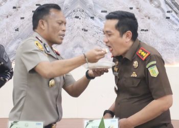 Kapolres Tanjungbalai AKBP Welman Feri, S.I.K. M.I.K memberikan suapan Hari Bhakti Adhyaksa (HBA) ke 66 kepada Kajari Tanjungbalai, Bobon Robiana, S.H. M.H