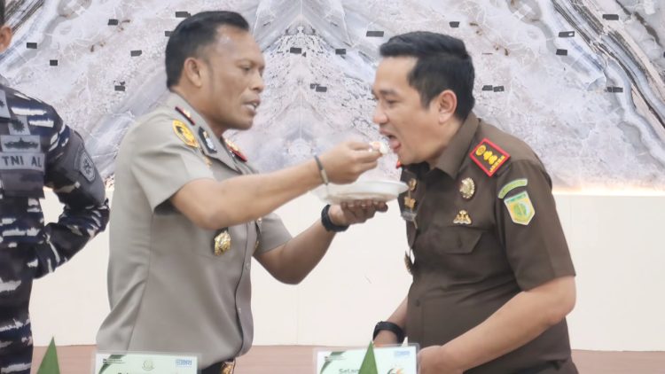 Kapolres Tanjungbalai AKBP Welman Feri, S.I.K. M.I.K memberikan suapan Hari Bhakti Adhyaksa (HBA) ke 66 kepada Kajari Tanjungbalai, Bobon Robiana, S.H. M.H