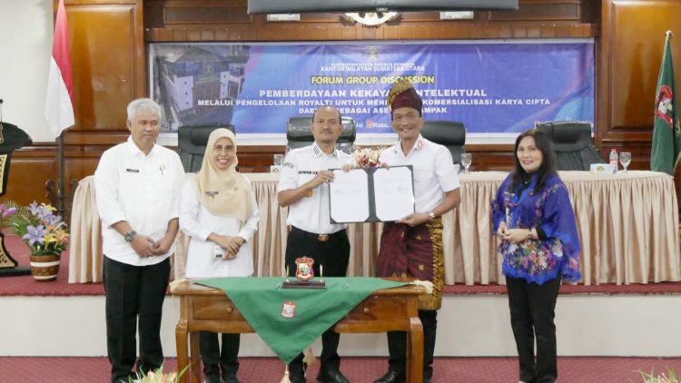 Wali Kota Tanjungbalai Mahyaruddin Salim dan Kepala Kanwil Kemenkum Sumut Ignatius Mangantar Tua Silalahi Penandatanganan Nota Kesepahaman