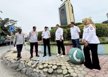 Wali Kota Tanjungbalai Mahyaruddin Salim meninjau langsung kondisi taman, tugu, jalan dan lampu jalan penerangan umun di kawasan inti kota Tanjungbalai