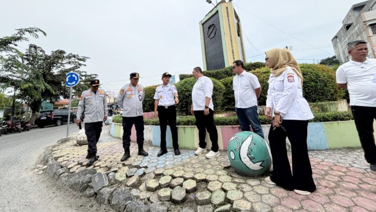 Wali Kota Tanjungbalai Mahyaruddin Salim meninjau langsung kondisi taman, tugu, jalan dan lampu jalan penerangan umun di kawasan inti kota Tanjungbalai