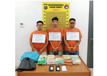 Dua kurir narkoba di perairan Kuala Bangka, Kecamatan Kualuh Hilir, Kabupaten Labura dan pengendali yang ditangkap polisi. (Foto Ist)