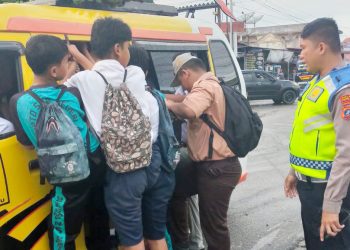 Personil Unit Kamsel saat berikan himbauan kepada supir angkutan umum