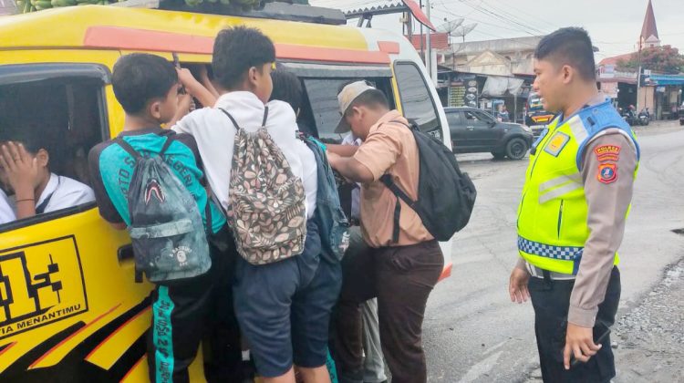 Personil Unit Kamsel saat berikan himbauan kepada supir angkutan umum