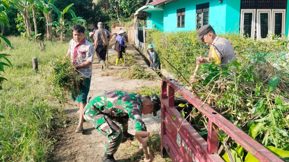 Bhabinkamtibmas Kelurahan Tambun Nabolon bersama tiga pilar melaksanakan gorong royong di Jalan Tambun Timur