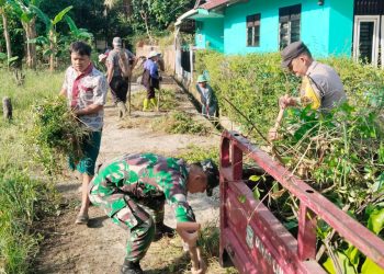 Bhabinkamtibmas Kelurahan Tambun Nabolon bersama tiga pilar melaksanakan gorong royong di Jalan Tambun Timur