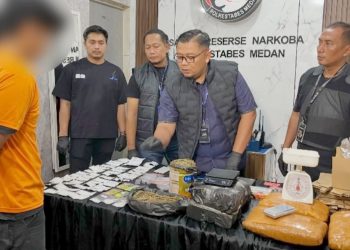 Dua pelaku narkoba modus jasa ekspedisi yang ditangkap polisi. (Foto Ist)