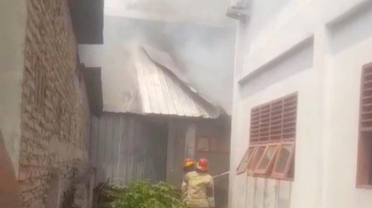 Petugas Damkar saat padamkan api