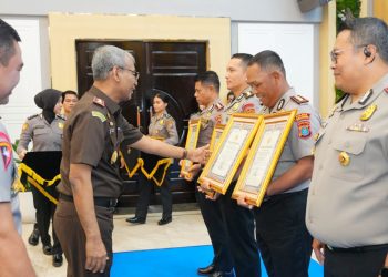 Kapolres Simalungun AKBP Marganda Aritonang, S.H. S.I.K. M.M saat terima penghargaan dua Piagam penghargaan dari Kapolda Sumut Irjen Pol. Whisnu Hermawan Februanto, S.I.K, M.H