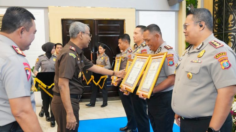 Kapolres Simalungun AKBP Marganda Aritonang, S.H. S.I.K. M.M saat terima penghargaan dua Piagam penghargaan dari Kapolda Sumut Irjen Pol. Whisnu Hermawan Februanto, S.I.K, M.H