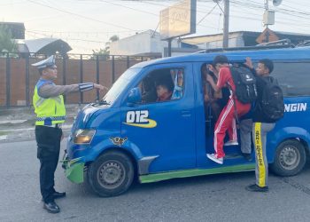 Personil Unit Kamsel saat tegur supir angkut umum yang biarkan anak sekolah bergantungan di pintu
