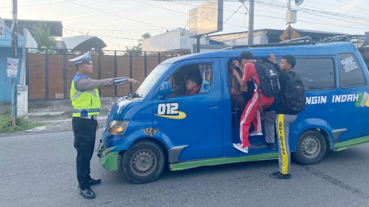 Personil Unit Kamsel saat tegur supir angkut umum yang biarkan anak sekolah bergantungan di pintu