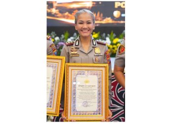 Kapolres Pematangsiantar AKBP Sah Udur T.M. Sitinjak SH. SIK. MH saat menerima Piagam Penghargaan