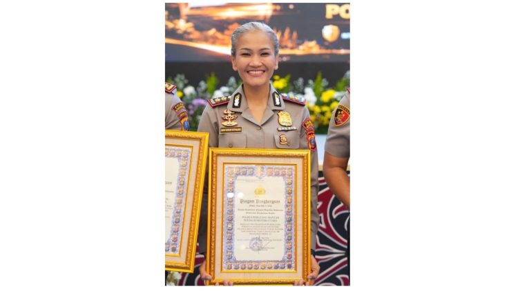 Kapolres Pematangsiantar AKBP Sah Udur T.M. Sitinjak SH. SIK. MH saat menerima Piagam Penghargaan