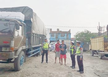 Kanit Kamsel IPDA Serly Tarigan bersama personilnya melaksanakan Binluh dan Dikmas Lantas kepada kelompok angkutan barang
