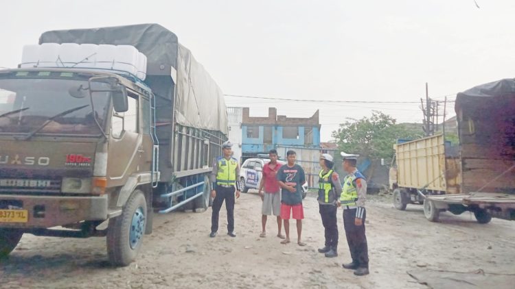 Kanit Kamsel IPDA Serly Tarigan bersama personilnya melaksanakan Binluh dan Dikmas Lantas kepada kelompok angkutan barang