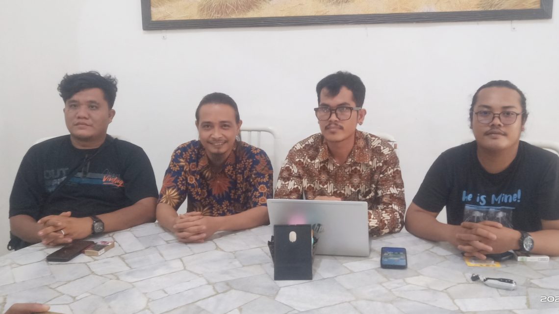 JGS dan NM bersama penasehat hukumnya Prayudha Situmorang SH Agusman Silaban SH saat memberikan keterangan kepada wartawan