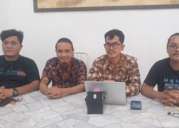 JGS dan NM bersama penasehat hukumnya Prayudha Situmorang SH Agusman Silaban SH saat memberikan keterangan kepada wartawan