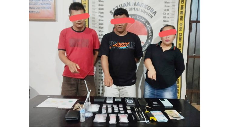 Ketiga pelaku terduga pengedar dan barang bukti 