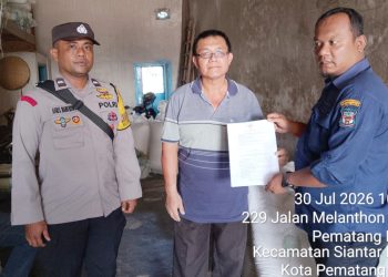 Bhabinkamtibmas Polsek Siantar Marihat dan Lurah Bagikan Surat Edaran Walikota Pematangsianțar Kepada Masyarakat