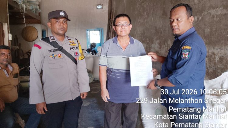 Bhabinkamtibmas Polsek Siantar Marihat dan Lurah Bagikan Surat Edaran Walikota Pematangsianțar Kepada Masyarakat