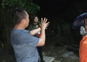Kanit Reskrim IPDA Leo Tambunan SH respon cepat pengecekan dan membantu warga korban bencana alam di Jalan Suka Damai