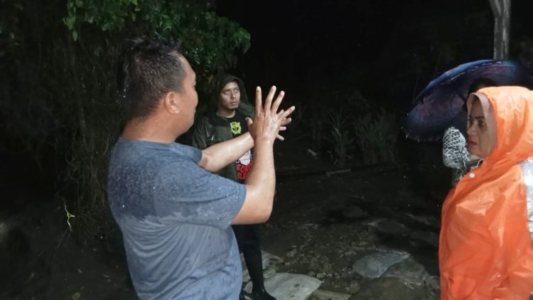 Kanit Reskrim IPDA Leo Tambunan SH respon cepat pengecekan dan membantu warga korban bencana alam di Jalan Suka Damai