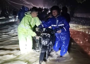 Polsek Dolok Batu Nanggar Bantu Evakuasi Korban Banjir