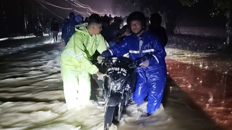 Polsek Dolok Batu Nanggar Bantu Evakuasi Korban Banjir