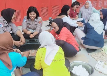 Polwan Polres Simalungun Turun ke Dapur Umum