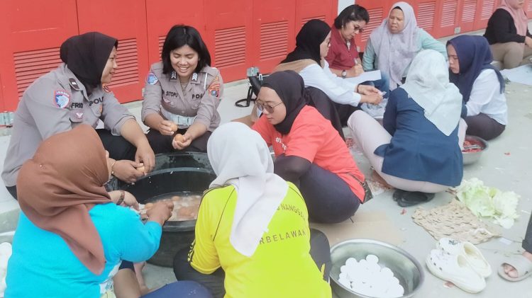 Polwan Polres Simalungun Turun ke Dapur Umum