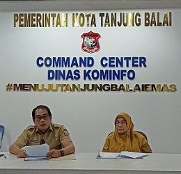 Kabag Hukum Setdako Tanjungbalai, Herman Gultom didampingi Kabid Aset BPKPD Wirawati saat konferensi pers