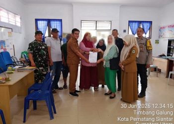 Bhabinkamtibmas Kelurahan Timbang Galung AIPTU Deddy Syam selesaikan selisih paham warga Jalan Silimakuta Belakang dengan mediasi