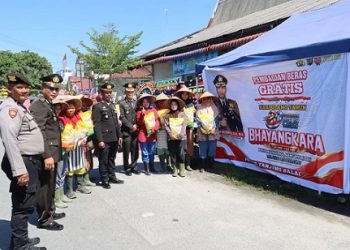Kapolres Tanjungbalai AKBP Welman Feri, S.I.K., M.I.K Bagikan Beras Gratis untuk Warga