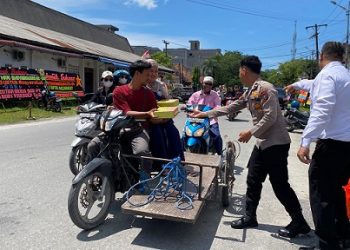 Sambut HUT Bhayangkara ke-80, Polres Tanjung Balai Bagikan Nasi Kotak ke Abang Becak