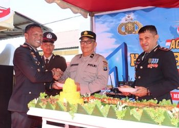 Kapolres Tanjungbalai, AKBP Welman Feri, S.I.K., M.I.K berikan nasi tumpeng kepada personil tertua