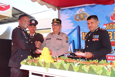 Kapolres Tanjungbalai, AKBP Welman Feri, S.I.K., M.I.K berikan nasi tumpeng kepada personil tertua