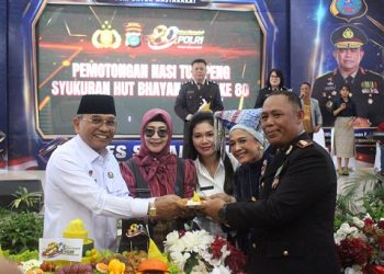 Kapolres Simalungun AKBP Marganda Aritonang, S.H., S.I.K., M.M menerima nasi tumpeng dari Bupati Simalungun Dr. H. Anton Achmad Saragih, S.E., M.M